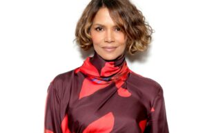 O look do casaco da Fashion Week de Halle Berry grita ‘French-Girl Chic’ suéter