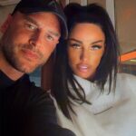 O marido de Katie Price, Lee Andrews, 41, confirmou que voará para o Reino Unido no sábado, depois que relatos alegaram que ele mudou de ideia em sua decisão
