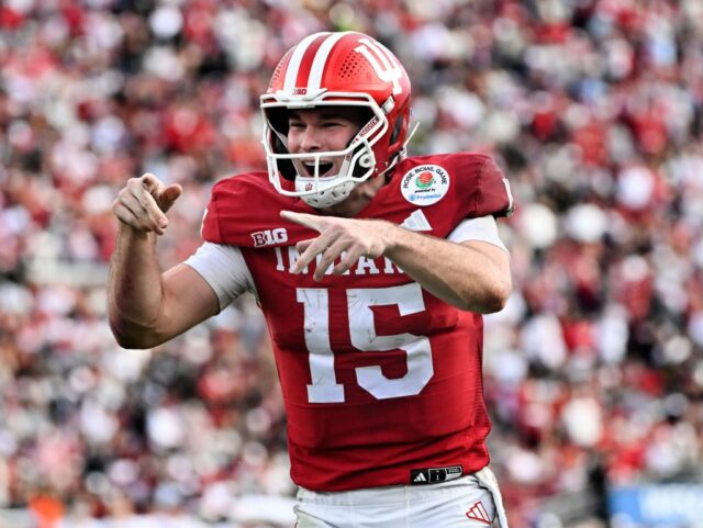 O melhor colocado Indiana derrotou o Alabama por 38-3 em sua primeira vitória no Rose Bowl, chegando às semifinais do CFP
