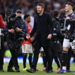 Michael Carrick dá instruções a Patrick Dorgu durante a partida da Premier League entre Manchester United e Manchester City em Old Trafford em 2026 em Manchester, Inglaterra.