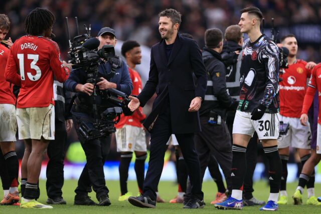 Michael Carrick dá instruções a Patrick Dorgu durante a partida da Premier League entre Manchester United e Manchester City em Old Trafford em 2026 em Manchester, Inglaterra.