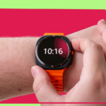 Garmin Fenix, Samsung Galaxy Watch e Apple Watch rodeados por diferentes cabos de carregamento contra um fundo verde.