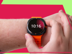 O modo de economia de bateria do smartwatch que não vale o seu tempo Garmin Fenix, Samsung Galaxy Watch e Apple Watch rodeados por diferentes cabos de carregamento contra um fundo verde.