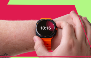 O modo de economia de bateria do smartwatch que não vale o seu tempo Garmin Fenix, Samsung Galaxy Watch e Apple Watch rodeados por diferentes cabos de carregamento contra um fundo verde.