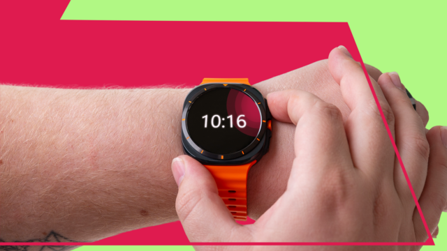 Garmin Fenix, Samsung Galaxy Watch e Apple Watch rodeados por diferentes cabos de carregamento contra um fundo verde.