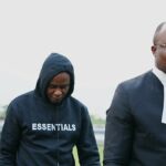 O motorista de Anthony Joshua parecia visivelmente emocionado ao chegar e depois sair do tribunal acusado de um acidente que matou dois amigos do boxeador britânico na Nigéria