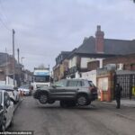 O Volkswagen Tiguan cinza parecia ter sido deixado em uma zona proibida, o que impediu o caminhão de fazer uma entrega no pátio comercial em Birmingham.