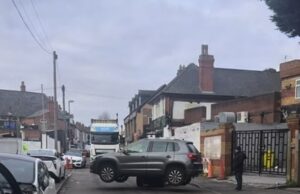 O motorista de empilhadeira genial do momento remove o SUV dos portões com uma placa de ‘proibido estacionar’ para que o caminhão de entrega possa passar O Volkswagen Tiguan cinza parecia ter sido deixado em uma zona proibida, o que impediu o caminhão de fazer uma entrega no pátio comercial em Birmingham.