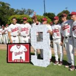 O técnico de Stanford, Mark Marquess, sai do banco de reservas para agradecer a multidão no Sunken Diamond depois que o Cardinal foi eliminado da pós-temporada com uma derrota por 4-2 para Cal State Fullerton em um NCAA Regional no sábado, 3 de junho de 2017. Este foi o último jogo de uma carreira de 41 anos no comando de Marquess, que anunciou sua intenção de se aposentar no verão anterior. (Bob Drebin/Fotos ISI)