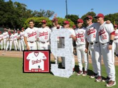 O mundo do beisebol está de luto pela lenda do técnico de Stanford, Mark Marquess O técnico de Stanford, Mark Marquess, sai do banco de reservas para agradecer a multidão no Sunken Diamond depois que o Cardinal foi eliminado da pós-temporada com uma derrota por 4-2 para Cal State Fullerton em um NCAA Regional no sábado, 3 de junho de 2017. Este foi o último jogo de uma carreira de 41 anos no comando de Marquess, que anunciou sua intenção de se aposentar no verão anterior. (Bob Drebin/Fotos ISI)