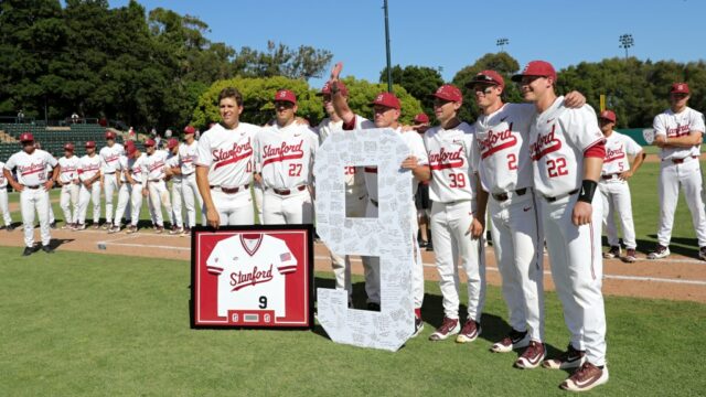 O mundo do beisebol está de luto pela lenda do O técnico de Stanford, Mark Marquess, sai do banco de reservas para agradecer a multidão no Sunken Diamond depois que o Cardinal foi eliminado da pós-temporada com uma derrota por 4-2 para Cal State Fullerton em um NCAA Regional no sábado, 3 de junho de 2017. Este foi o último jogo de uma carreira de 41 anos no comando de Marquess, que anunciou sua intenção de se aposentar no verão anterior. (Bob Drebin/Fotos ISI)
