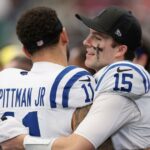 GettyImages-2254632480 O quarterback novato Riley Leonard compartilha um momento especial com a família após o primeiro touchdown da carreira