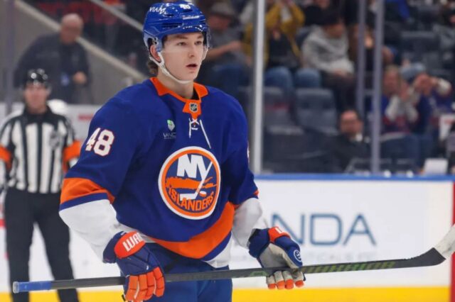 O novato dos ilhéus, Matthew Schaefer, não se incomoda com Matthew Schaefer, do New York Islanders, no gelo durante o terceiro período, quando o New York Islanders jogou contra o Utah Mammoth na quinta-feira, 1º de janeiro de 2026, na UBS Arena em Elmont, NY.