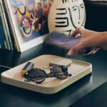 O novo Valet da Twelve South combina carregamento Qi2 com uma bandeja coletora de couro