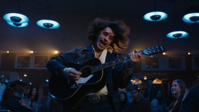 O novo comercial da Hellmann no Super Bowl mistura Andy Samberg e Elle Fanning com uma música sobre sanduíches
