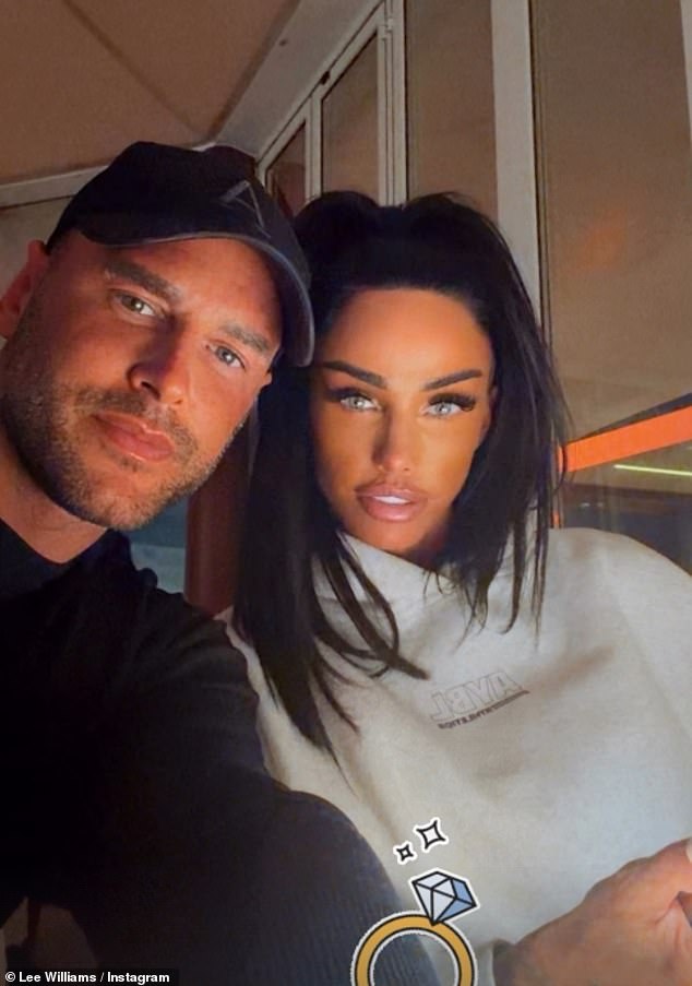 O novo noivo de Katie Price é um homem casado O novo noivo de Katie Price é um homem casado duas vezes, Lee Williams, que afirma ser multimilionário - e chamou sua ex-mulher petista de 'a mulher perfeita' há apenas 18 meses