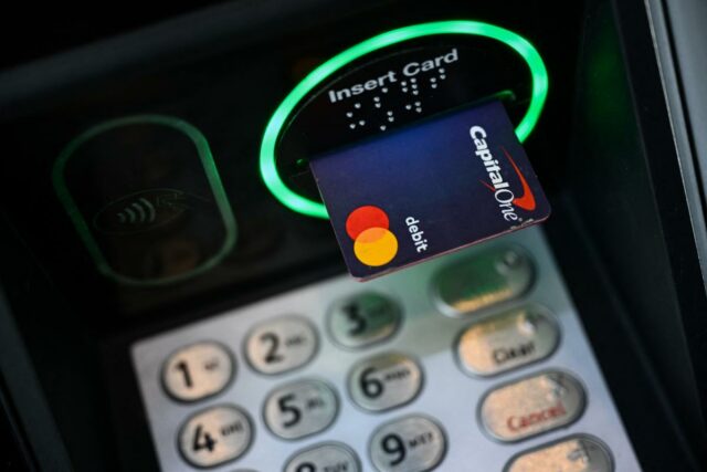 A Capital One concordou em pagar US$ 425 milhões para resolver a alegação de que enganou milhões de clientes que se inscreveram em uma conta poupança de alto rendimento.