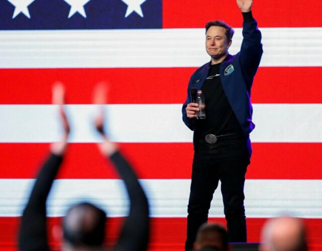 O pai de Elon Musk, Errol Musk, diz que 'A Yahoo news home