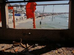 O palestino apoiado por Trump que quer jogar os escombros de Gaza no mar Palestinos caminham pelas ruínas da Cidade de Gaza.