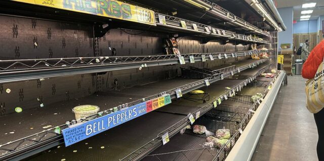 O pânico nas compras toma conta da América à medida que a histórica tempestade de inverno se aproxima... e milhões podem ficar sem aquecimento por DIAS: atualizações ao vivo
