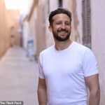 Lee Thompson, cofundador da empresa de viagens solo Flash Pack, viajou para mais de 100 países diferentes