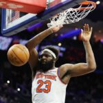 Mitchell Robinson enterrou a bola durante o segundo tempo contra o Philadelphia 76ers na Xfinity Mobile Arena em 24 de janeiro de 2026 na Filadélfia, Pensilvânia.
