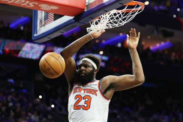 Mitchell Robinson enterrou a bola durante o segundo tempo contra o Philadelphia 76ers na Xfinity Mobile Arena em 24 de janeiro de 2026 na Filadélfia, Pensilvânia. 