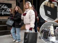 O pedido de falência da Saks Global pode significar vendas massivas – o que os clientes podem esperar na próxima compra Os pedestres passam por uma loja da Saks na Quinta Avenida.