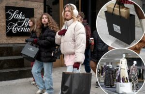 O pedido de falência da Saks Global pode significar vendas massivas – o que os clientes podem esperar na próxima compra Os pedestres passam por uma loja da Saks na Quinta Avenida.