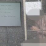 Uma imagem borrada de um homem visto através de uma tela de janela.