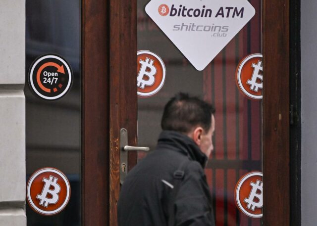 O preço do Bitcoin cai à medida que os ETFs BlackRock e Fidelity veem grandes saídas
