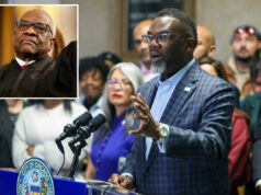 O prefeito de Chicago, Brandon Johnson, critica Clarence Thomas enquanto defende a força-tarefa de reparações da cidade Prefeito Brandon Johnson falando em entrevista coletiva.