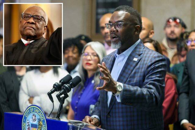 Prefeito Brandon Johnson falando em entrevista coletiva.