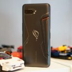 A parte traseira de um telefone Asus ROG