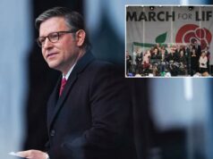 O presidente da Câmara, Mike Johnson, sugere que quase foi abortado por seus pais adolescentes: ‘Eternamente grato’ Um homem com cabelos grisalhos e óculos, vestindo um casaco preto e gravata vermelha, falando em um pódio.