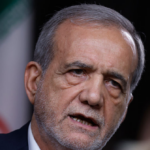 O presidente do Irã culpa os EUA pelas crises da nação e ameaça 'guerra total' por qualquer movimento contra Khamenei