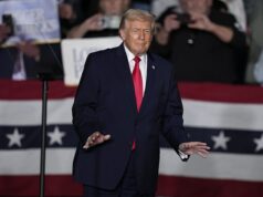 O presidente enfrenta uma revolta crescente dos partidários do MAGA sobre a ‘traição’ dos guardas de fronteira enquanto promete ‘diminuir’ as tensões em Minnesota – mas a maioria dos americanos o culpa pelo derramamento de sangue no ponto crítico que poderia definir seu mandato O presidente Donald Trump, retratado em um comício em Iowa na terça-feira, está enfrentando uma revolta crescente de seus partidários do MAGA e do público americano em geral sobre as tensões em Minnesota