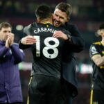 Patrick Dorgu comemora com seus companheiros durante a partida da Premier League entre Manchester United e Newcastle United.