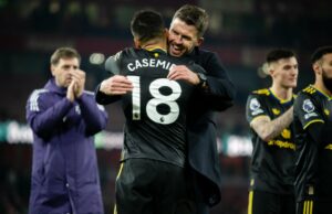 Michael Carrick novamente sugere que a decisão de Casemiro poderia ter sido diferente se algo tivesse acontecido antes Patrick Dorgu comemora com seus companheiros durante a partida da Premier League entre Manchester United e Newcastle United.