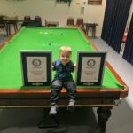 O prodígio do sinuca Jude Owens conquistou vários recordes mundiais do Guinness ao se tornar a pessoa mais jovem a acertar duas tacadas complicadas