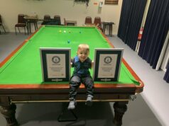 O prodígio do snooker, dois anos, conquistou o Guinness World Records ao se tornar a pessoa mais jovem a acertar DUAS tacadas complicadas O prodígio do sinuca Jude Owens conquistou vários recordes mundiais do Guinness ao se tornar a pessoa mais jovem a acertar duas tacadas complicadas