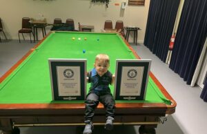 O prodígio do snooker, dois anos, conquistou o Guinness World Records ao se tornar a pessoa mais jovem a acertar DUAS tacadas complicadas O prodígio do sinuca Jude Owens conquistou vários recordes mundiais do Guinness ao se tornar a pessoa mais jovem a acertar duas tacadas complicadas