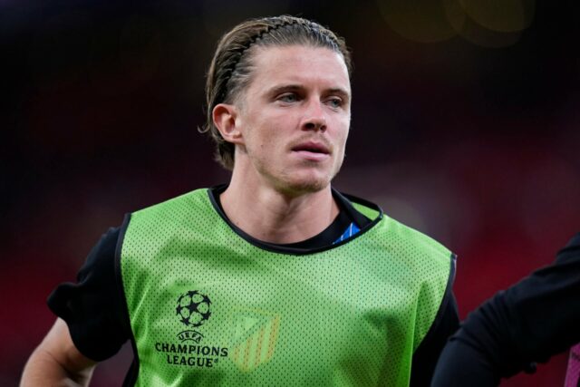 Conor Gallagher observa durante a partida de futebol da La Liga disputada entre o Atlético de Madrid e o Real Madrid no estádio Riyadh Air Metropolitano em 2025, em Madri, Espanha.