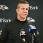 Os Ravens demitiram John Harbaugh após 18 temporadas em janeiro de 2026.