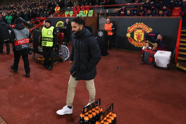 A lenda do Manchester United, Michael Carrick, comemora após a partida do Sky Bet Championship entre Sheffield United e Middlesbrough em Bramall Lane em 2023 em Sheffield, Inglaterra.