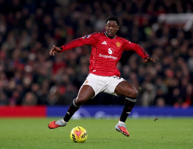 Vitinha, do PSG, controla a bola durante a partida do McDonald's da Ligue 1 entre Paris Saint-Germain FC e Paris FC, no Parc des Princes, em 4 de janeiro de 2026