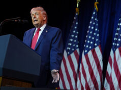 O que aconteceu com as taxas de cartão de crédito de 10% prometidas por Trump? Desenho animado de Mike Luckovich