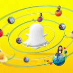 Mão segurando um smartphone com aplicativo Snapchat