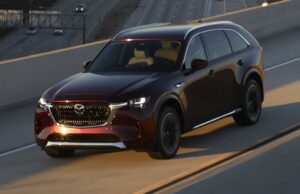 O que está incluído no I-Activsense Safety Suite da Mazda? Um Mazda MX-5 Miata 2024 com o teto abaixado dirigindo em uma estrada