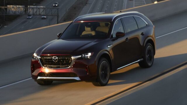 Um Mazda MX-5 Miata 2024 com o teto abaixado dirigindo em uma estrada